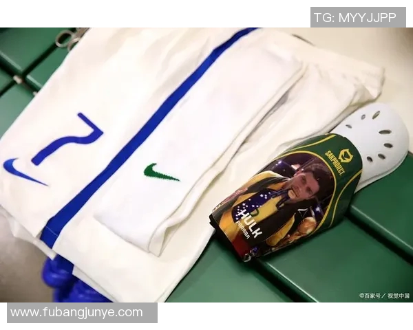 足球明星护腿板的选择与使用技巧解析助你提升比赛表现